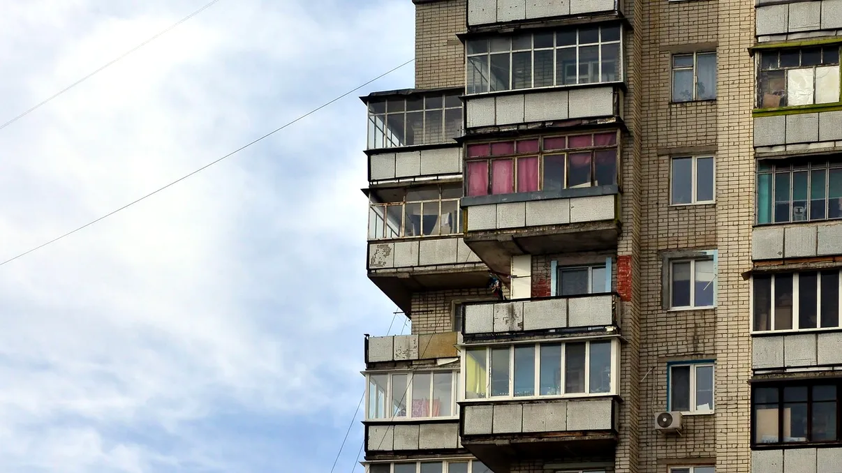 Cum arată un apartament într-un bloc sovietic din Rusia: Costă 60.000 de euro şi este mai mic decât cele de la noi