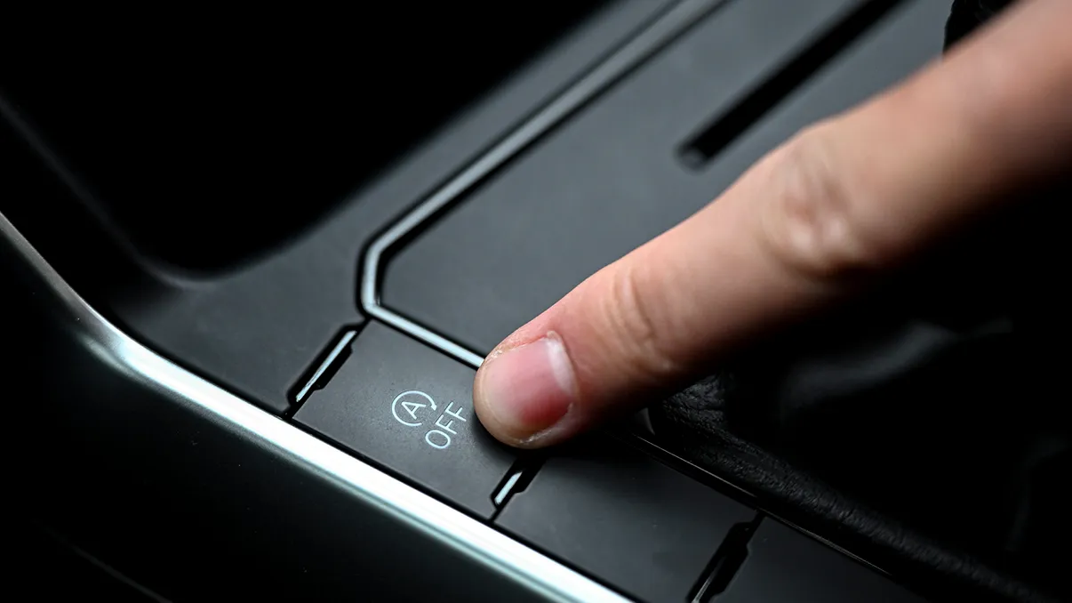 Funcția start-stop se vrea scoasă de pe autoturisme în SUA de către Administrația Trump. „Gata cu autoturismele care mor la semafor”