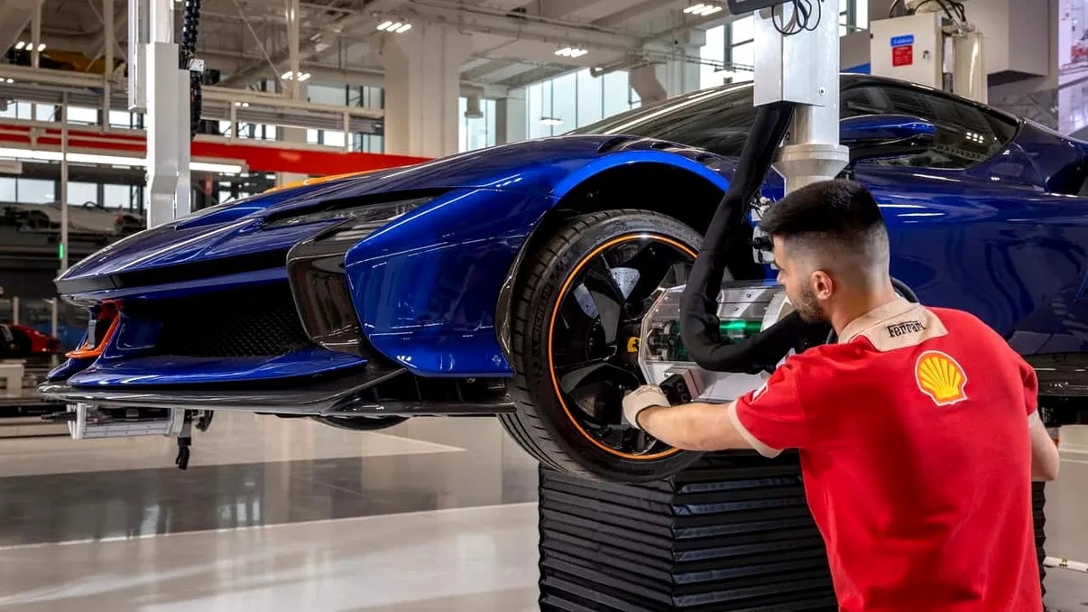Ferrari dă aproape 15.000 de euro fiecărui angajat pe care îl are: motivul din spatele deciziei surprinzătoare