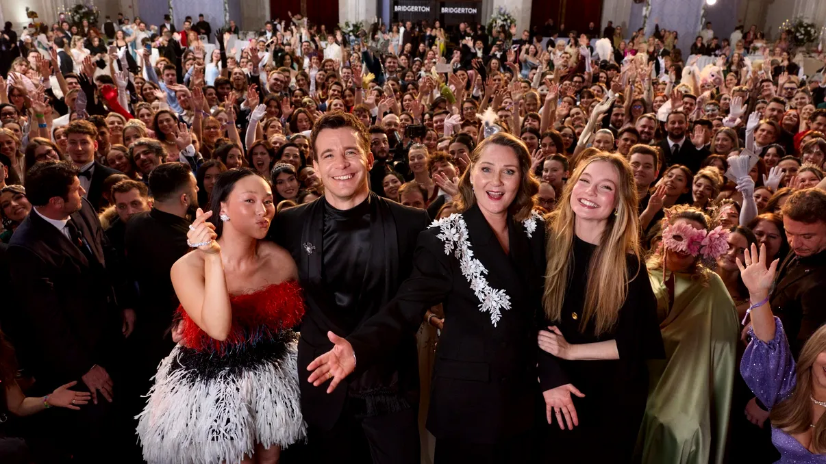 Bridgertonmania a cucerit Bucureștiul la Balul Mascat de la Palatul Parlamentului. Vedetele din serial care au fost prezente la evenimentul organizat de Netflix
