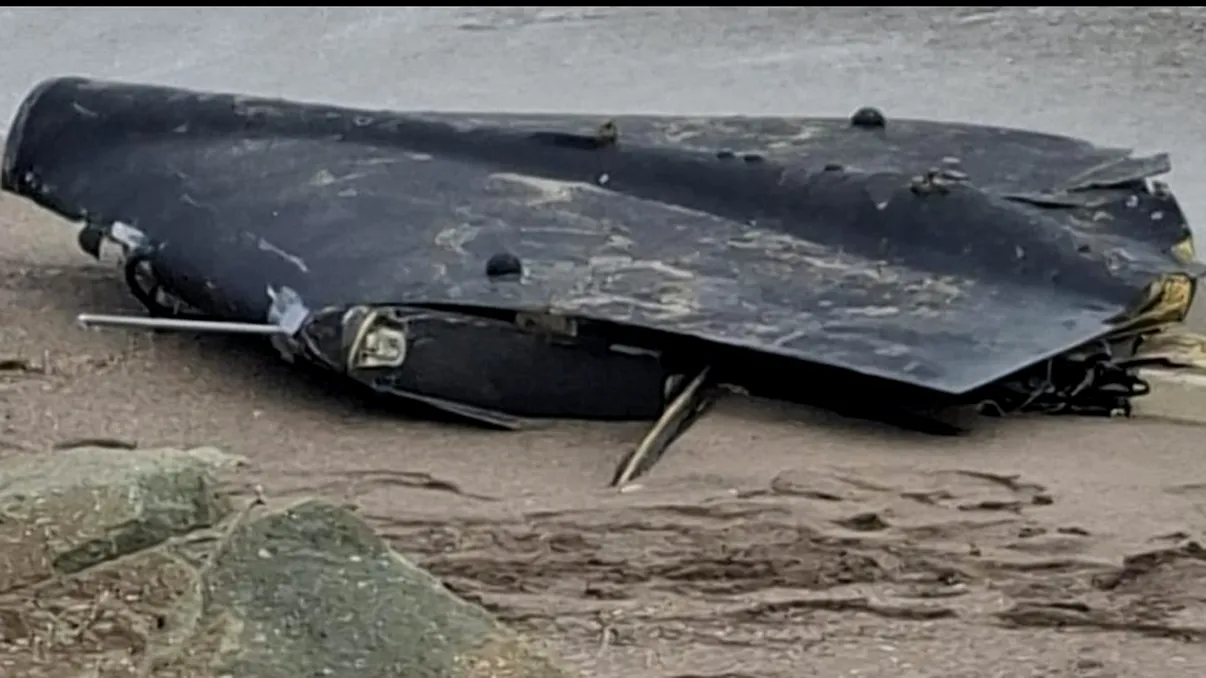 Dronă descoperită de trei tineri pe plaja dintre Costinești și Tuzla. Ancheta, coordonată de Parchetul Curții de Apel Constanța