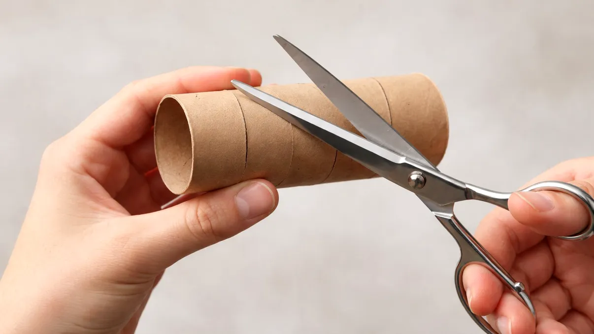 Rola goală de hârtie igienică, protecția ieftină împotriva șocurilor produse de electricitatea statică iarna, când atingi mânerul ușii