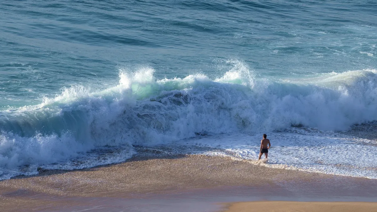 O invenție ar putea transforma energia valurilor în electricitate: cum funcționează sistemul cu giroscop, de fapt