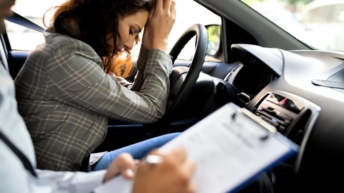 Ce verifică examinatorul la examenul pentru permisul de conducere: detaliile care te lasă pieton
