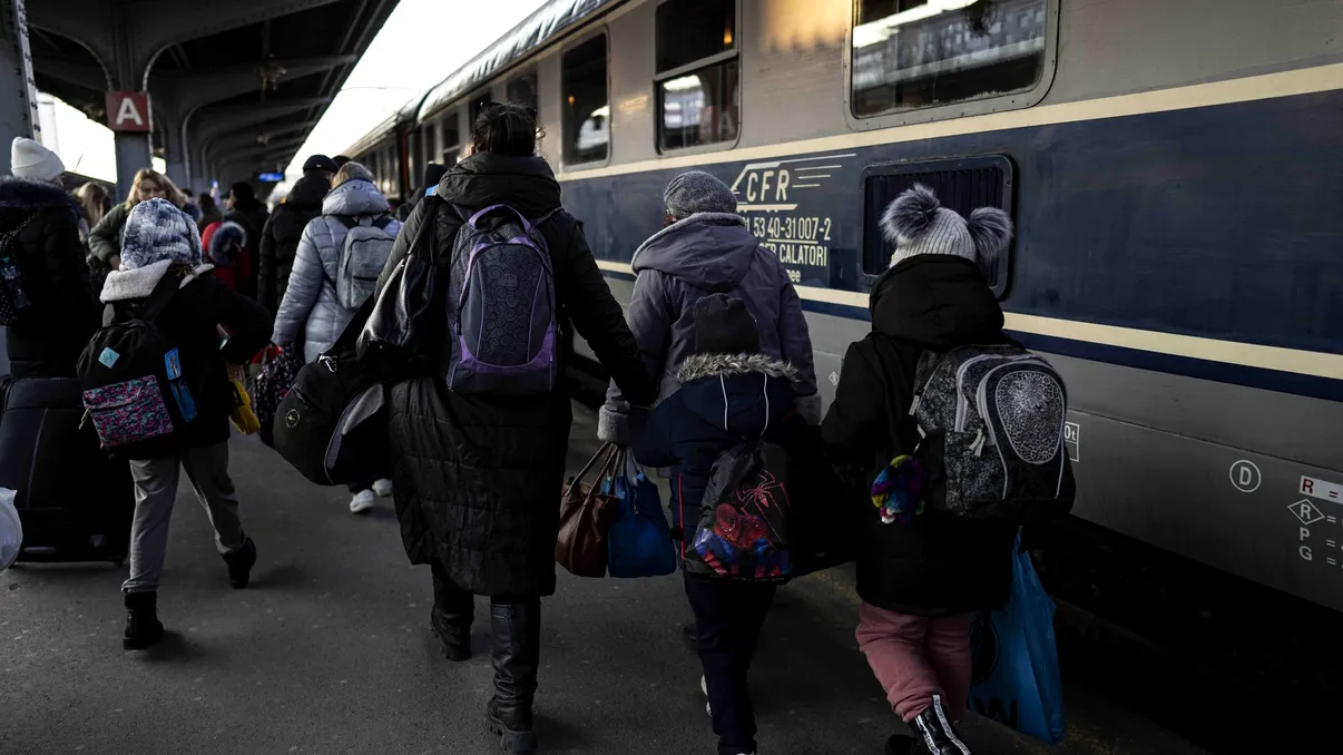 Circulație feroviară afectată în Gara de Nord. Un vagon al unui tren de călători a deraiat în timpul unei manevre