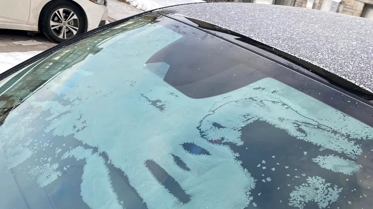 Parbriz cu „ceață” grasă: radiator de încălzire sau produse de bord, cum identifici cauza