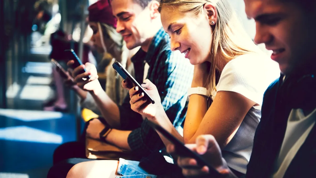 Studiu alarmant: Generația Z, cu IQ-ul în scăde. Tehnologia, factor-cheie al declinului cognitiv