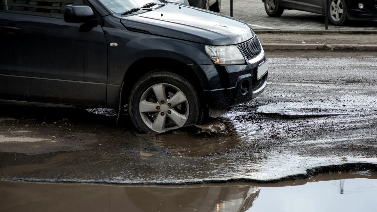 Zgomot la rulare pe denivelări mici: flanșe amortizor, bucșe, bielete, cum testezi pe loc