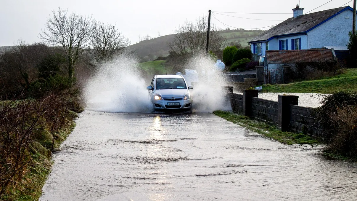 Cod roșu de inundații pe râuri din județele Prahova și Buzău. Localnicii au primit mesaje RO-ALERT