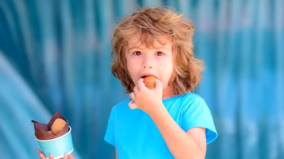 Studiu psihonutriție: Emoțiile părinților influențează consumul de dulciuri la copii