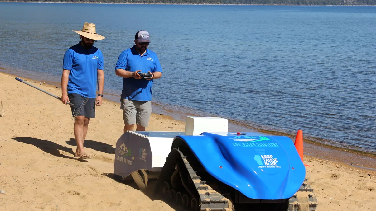 Robotul electric care curăță plajele mai eficient decât echipele clasice de intervenție