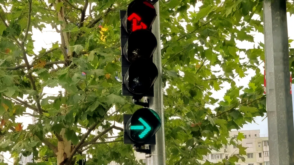 Viraj la dreapta pe roșu în 2026: există sau nu în România și ce înseamnă săgeata intermitentă