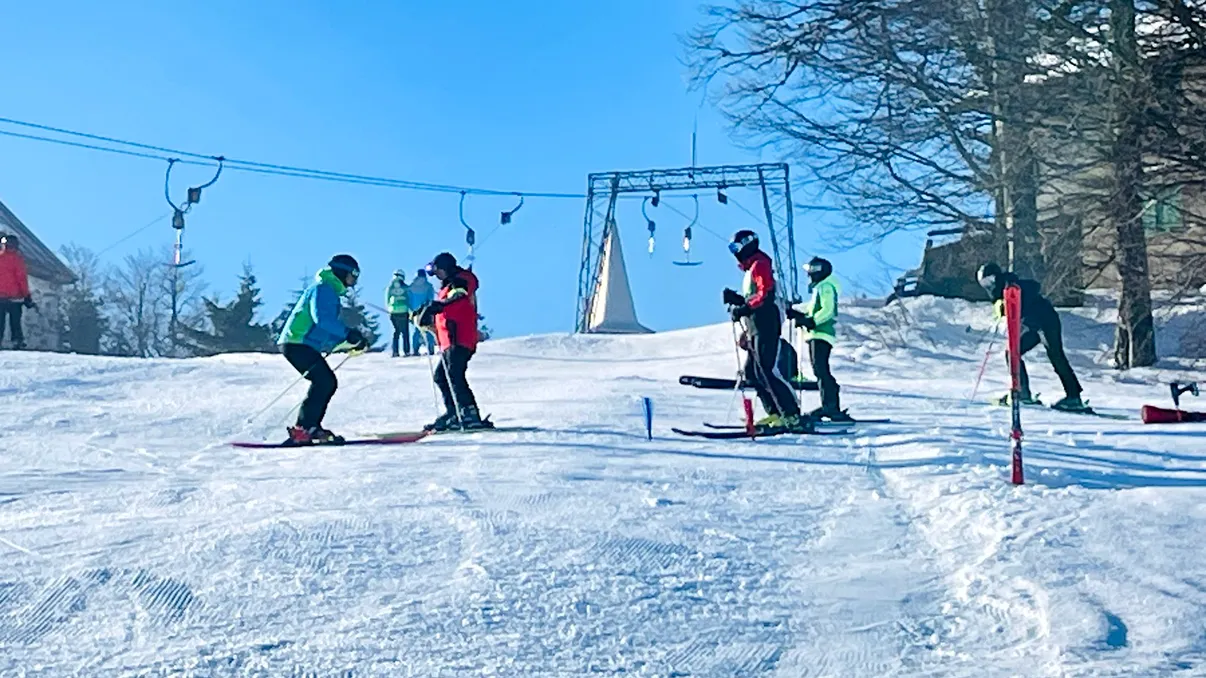 Doi copii răniţi, după ce cablul unui teleschi din Semenic s-a rupt. Casca de protecţie, esenţială în astfel de cazuri