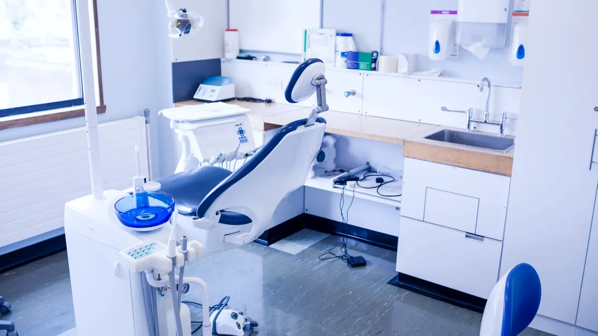 Servicii stomatologice decontate de CNAS în 2026. Ce tratamente poți face gratuit