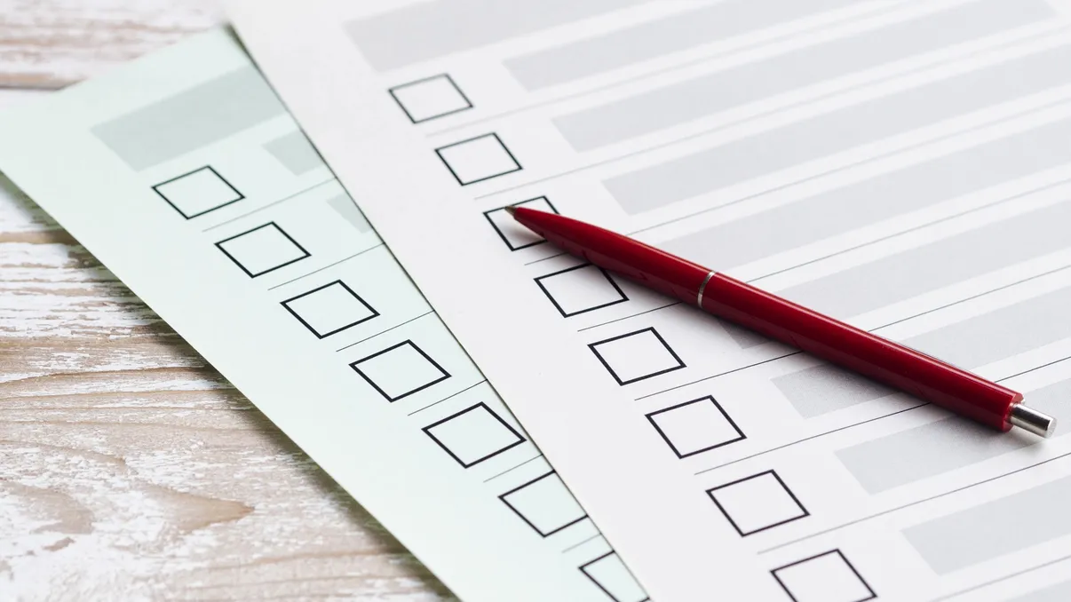 Sondaj INSCOP: Peste 60% dintre români susțin armata obligatorie și cred că țara merge într-o direcție greșită