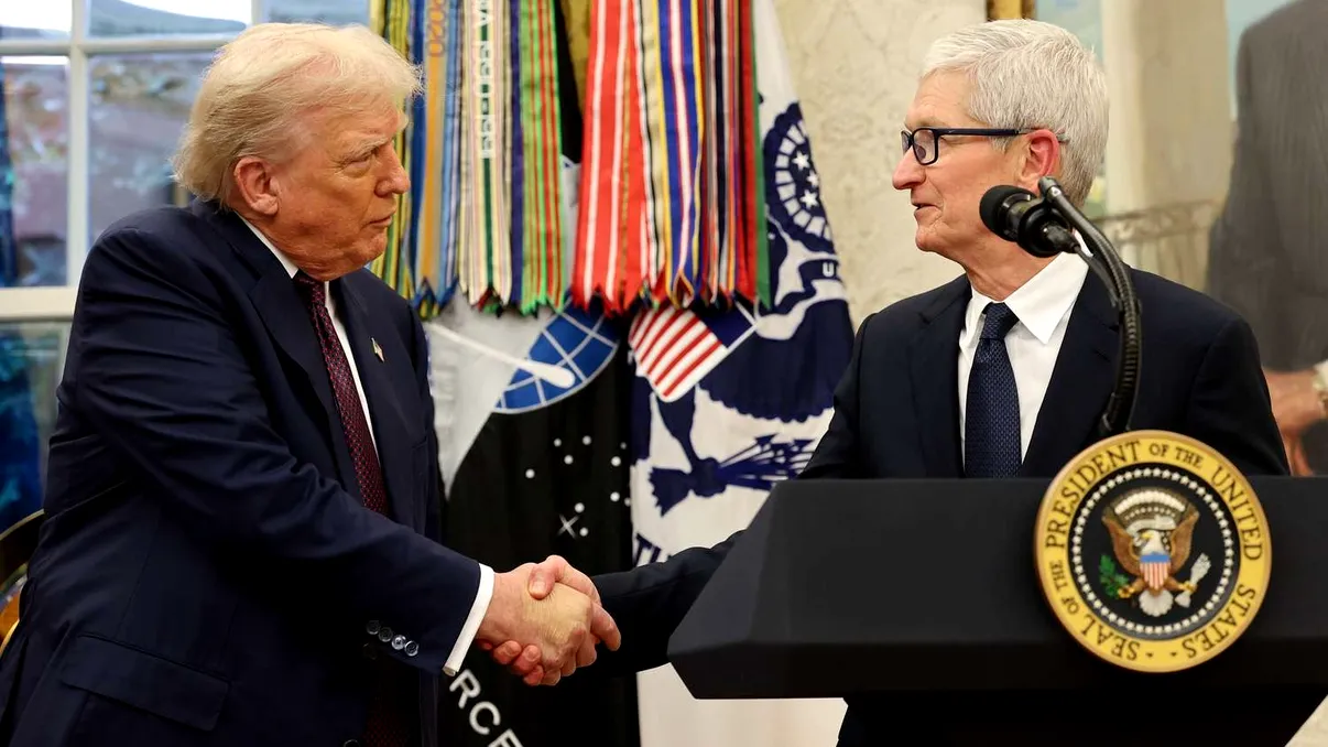 Tim Cook le transmite angajaților Apple că îi susține pe imigranți: ce arată episodul despre relația dintre Big Tech, politică și forța de muncă globală