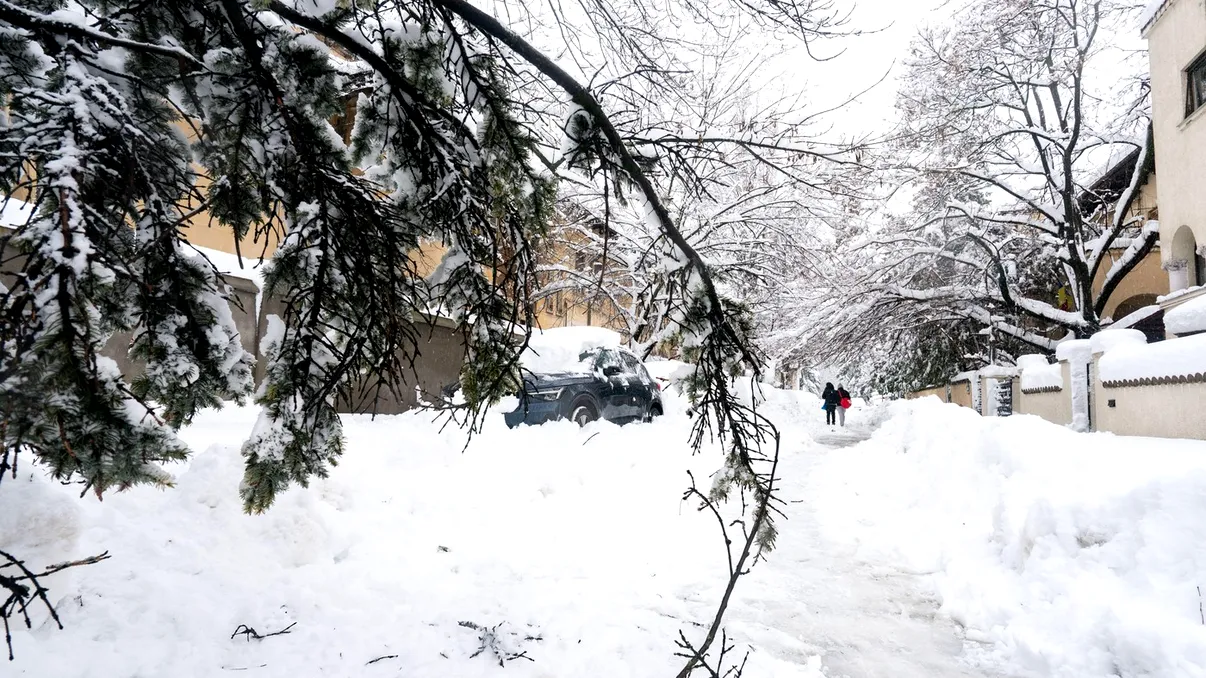 Ce sunt obligate asociaţiile de proprietari să facă atunci când este multă zăpadă în jurul blocului: exemple clare din lege