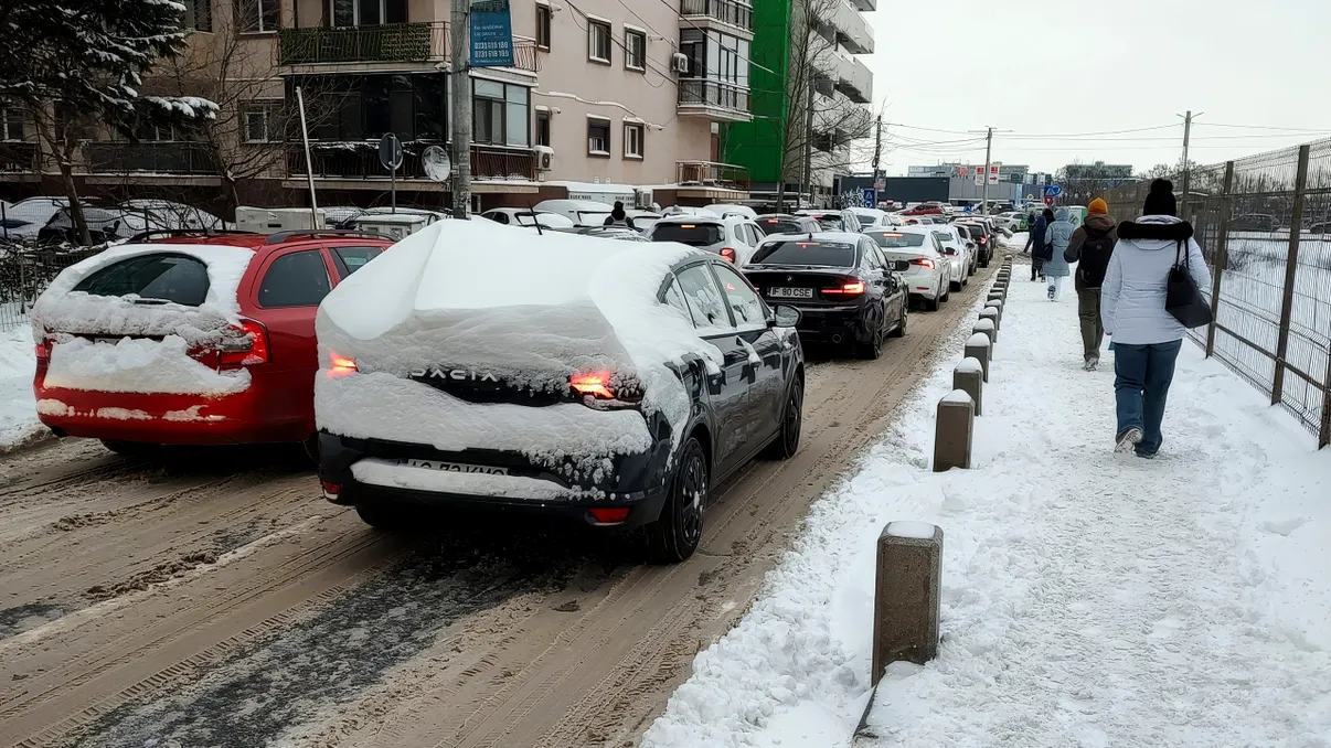 Amendă de 1.600 de lei pentru șoferii care ”uită” să dea jos zăpada de pe mașină. Sancțiunile din Codul Rutier în 2026 dacă circuli așa în trafic