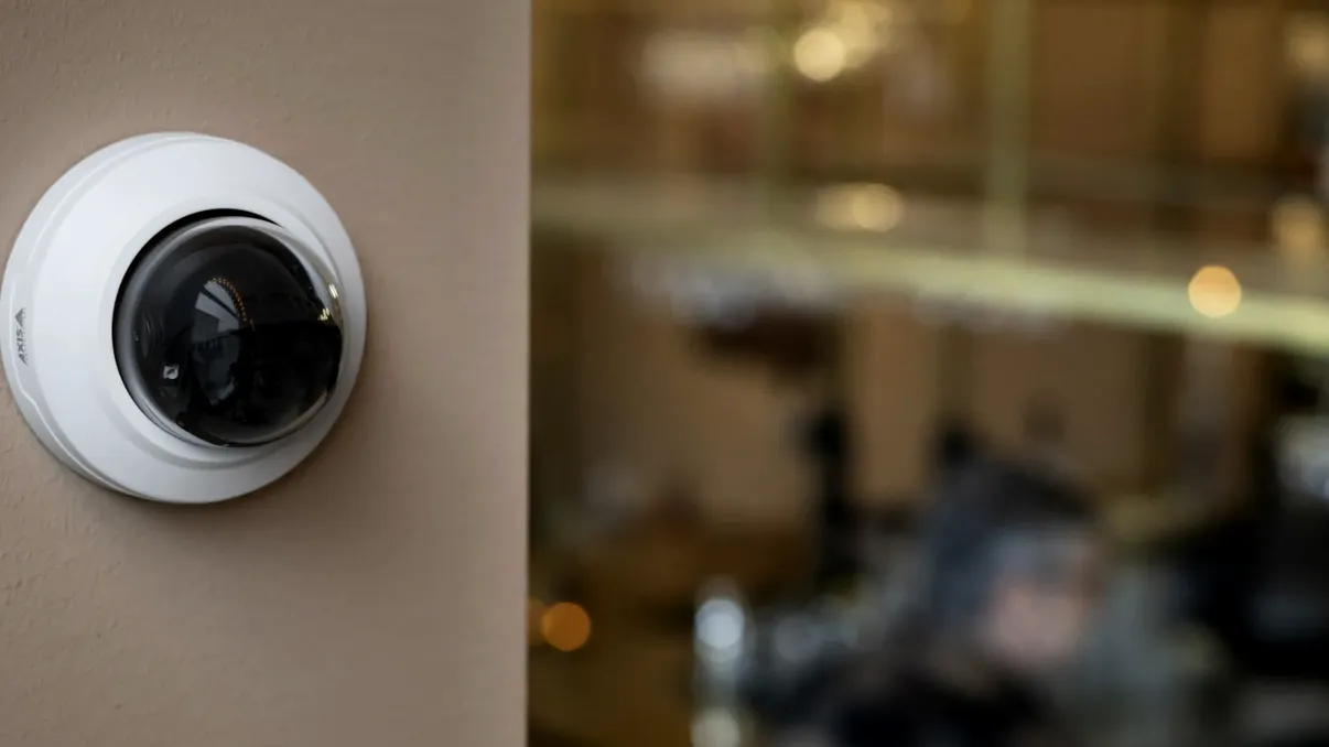 Axis lansează camere mini dome cu AI integrat: supraveghere discretă și analiză video avansată direct pe dispozitiv