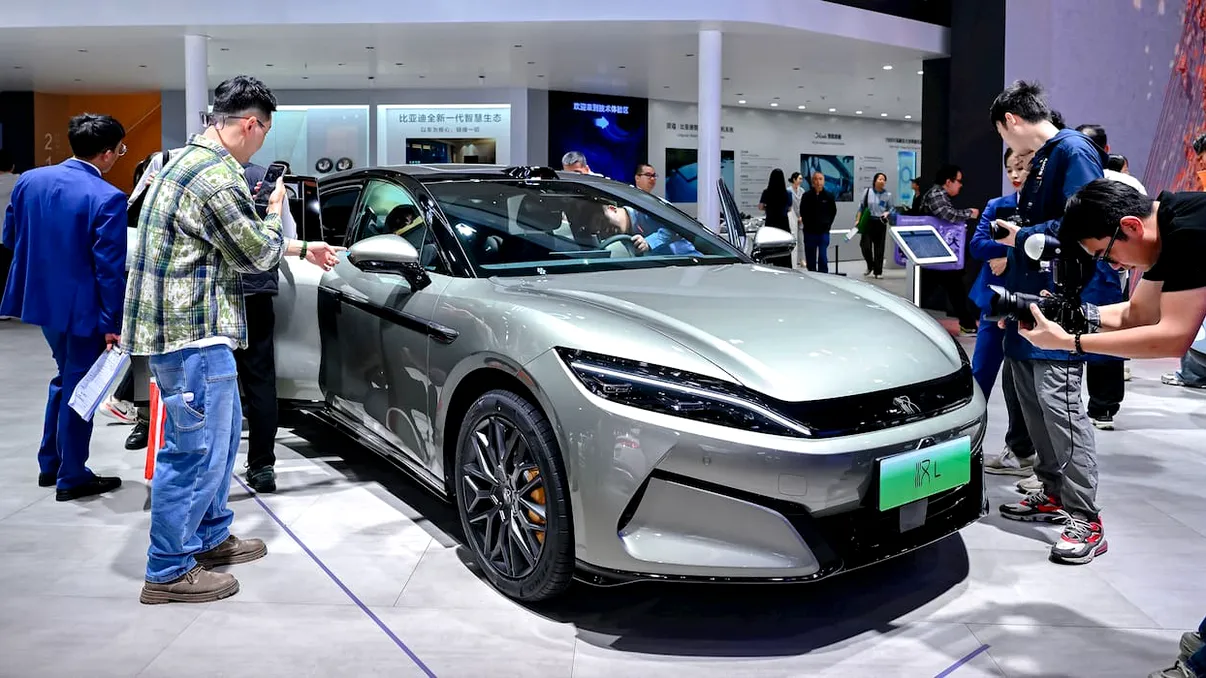 BYD schimbă regulile încărcării la mașini electrice cu 2km pe secundă. La ce ajută un autoturism cu 1500 kW