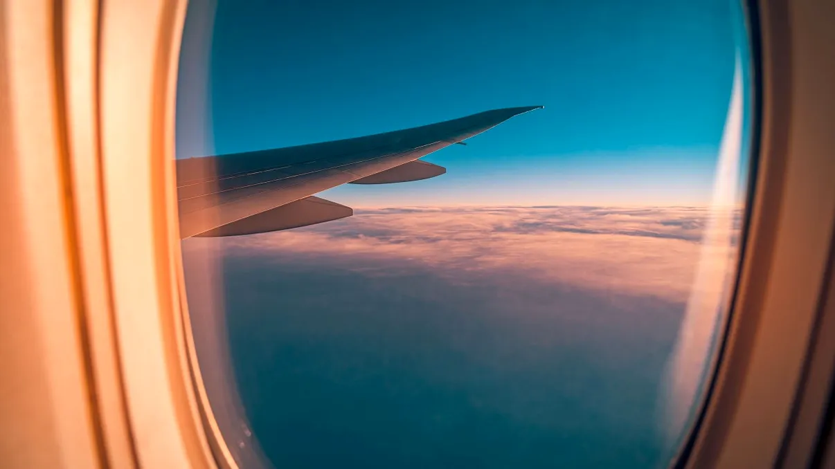 Bilete de avion mai scumpe în 2026: Primele companii aeriene care au anunțat majorarea tarifelor, după dublarea prețului kerosenului