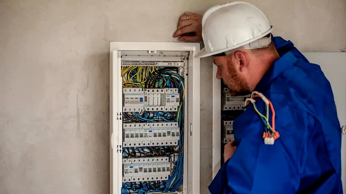 Butonul de pe tabloul electric pe care ar trebui să-l apeși măcar o dată la 30 de zile. Te salvează de multe cheltuieli
