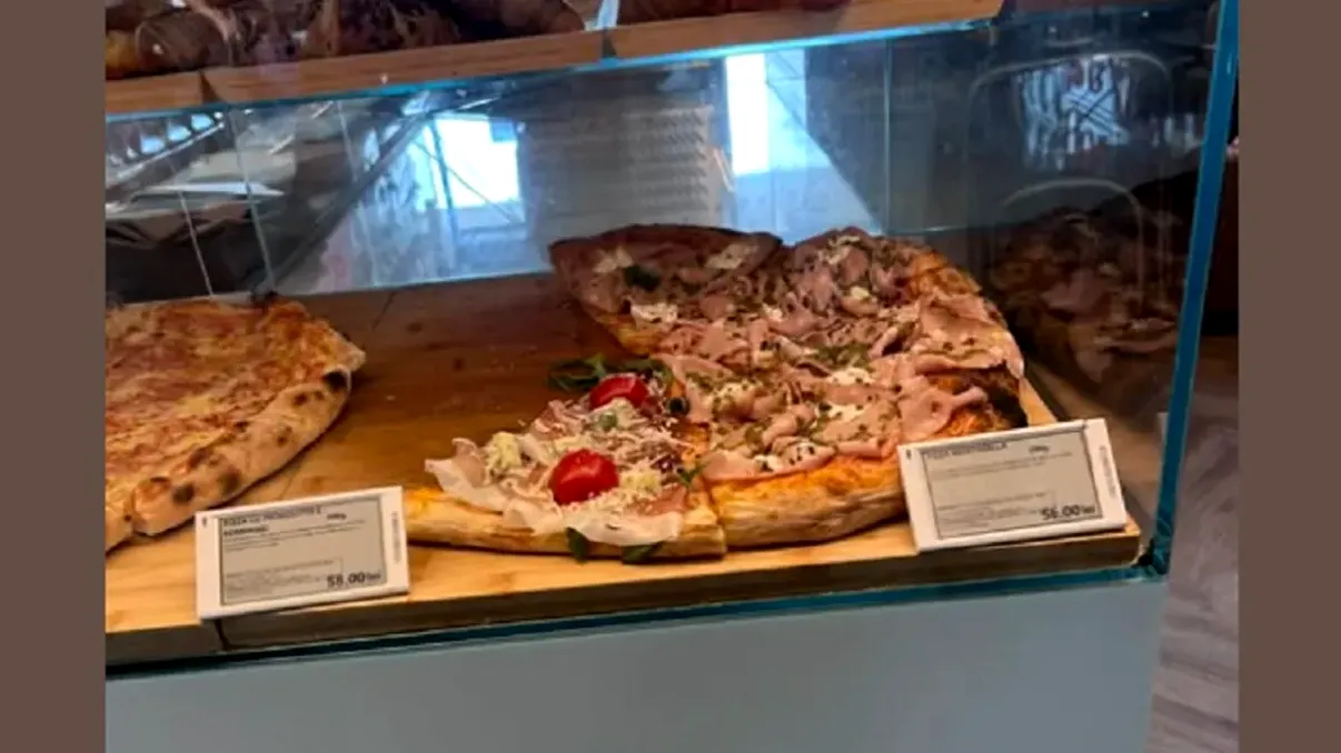 Cât a ajuns să coste o pizza pe aeroportul din Otopeni: şi străinii se uită ciudat la preţurile exagerate