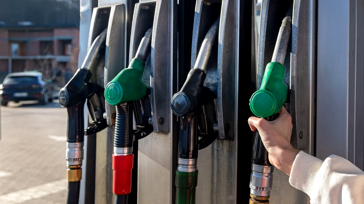Cât ar putea să scadă prețul carburanților după intervenția statului. Scenariile pentru benzină și motorină
