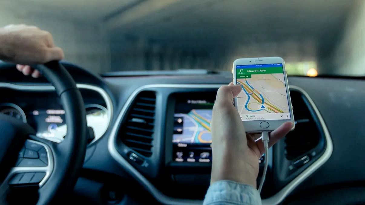Cât câștigă pe oră un șofer Uber în România? Calculul care arată cu câți bani rămâne după taxe și comisioane