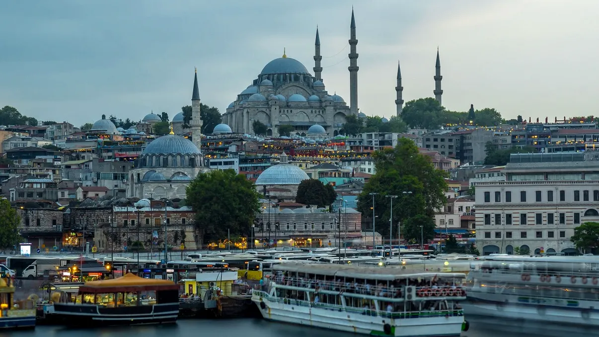 Cât costă o masă pentru patru persoane în Istanbul: un român se plânge de preţurile mari din 2026. 
