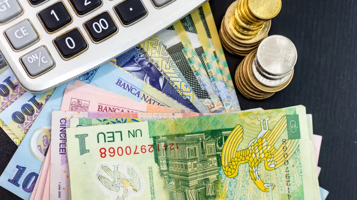 Cât te costă dacă plătești doar suma minimă la cardul de credit. Exemplu pentru o datorie de 5.000 de lei