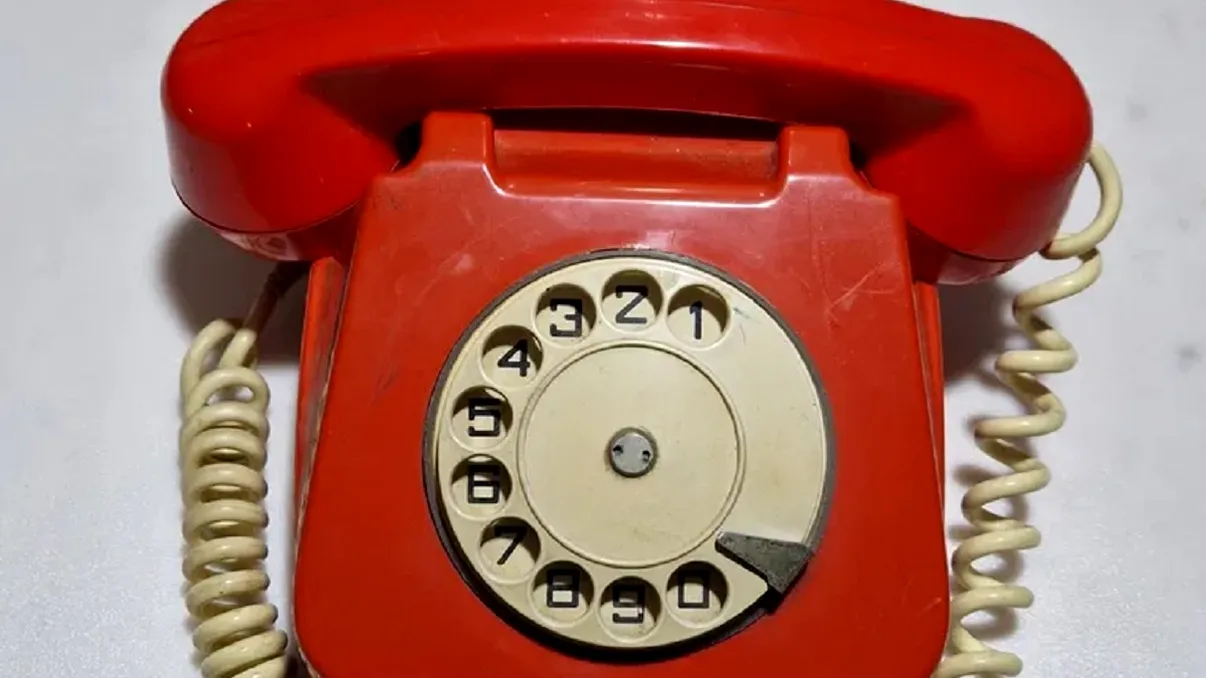 Cât valorează în 2026 telefoanele de pe vremea comunismului: cele roşii sunt preferate de colecţionari