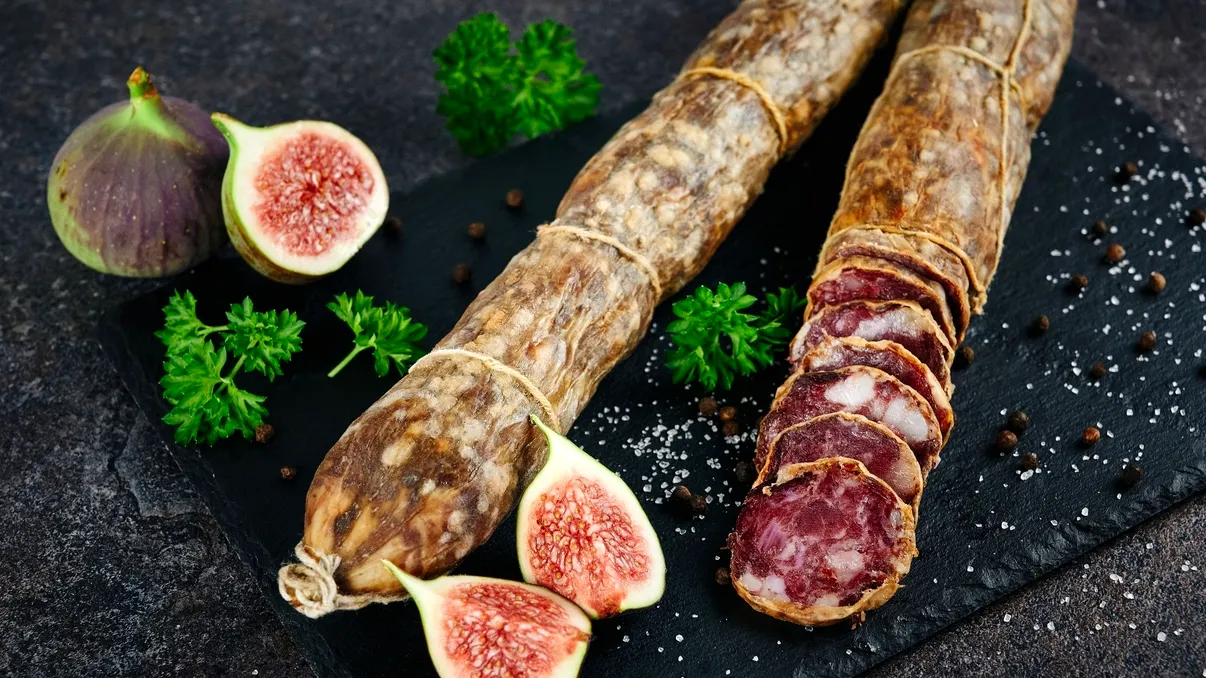 Ce este stratul alb de pe salam. Trebuie îndepărtat înainte de consum? Explicația unui nutriționist