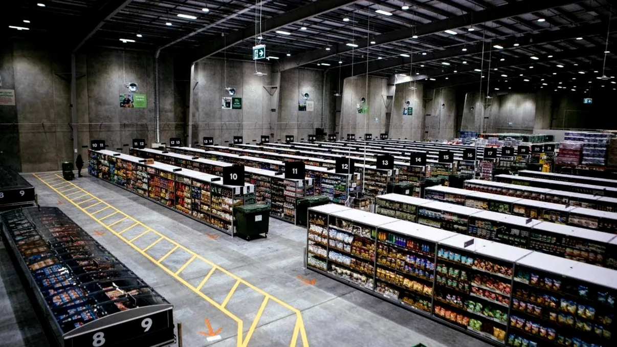 Ce este un dark store, concept de cumpărături tot mai popular în România. Freshful își extinde rețeaua - livrare în 30 de min și 7 unități noi