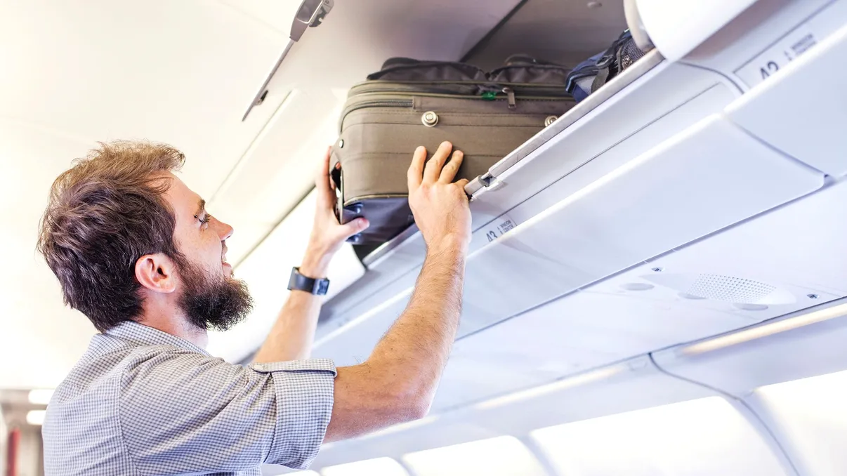 Ce nu ai voie să ai în bagajul de mână în avion. Lista actualizată a obiectelor interzise la controlul de securitate
