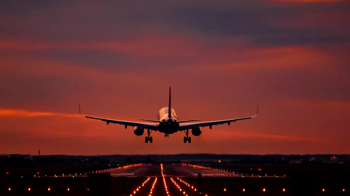 Ce pot face românii cu bilete de avion pe rutele afectate de războiul din Iran. Anunț important al unei agenții de turism