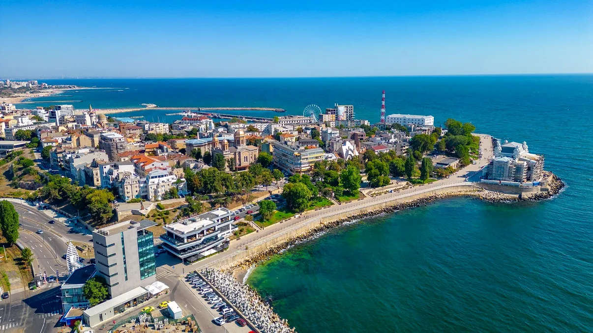 Ce salarii oferă hotelierii pentru cameriste, recepționeri și chelneri pe litoral în 2026. 20.000 de posturi sunt disponibile