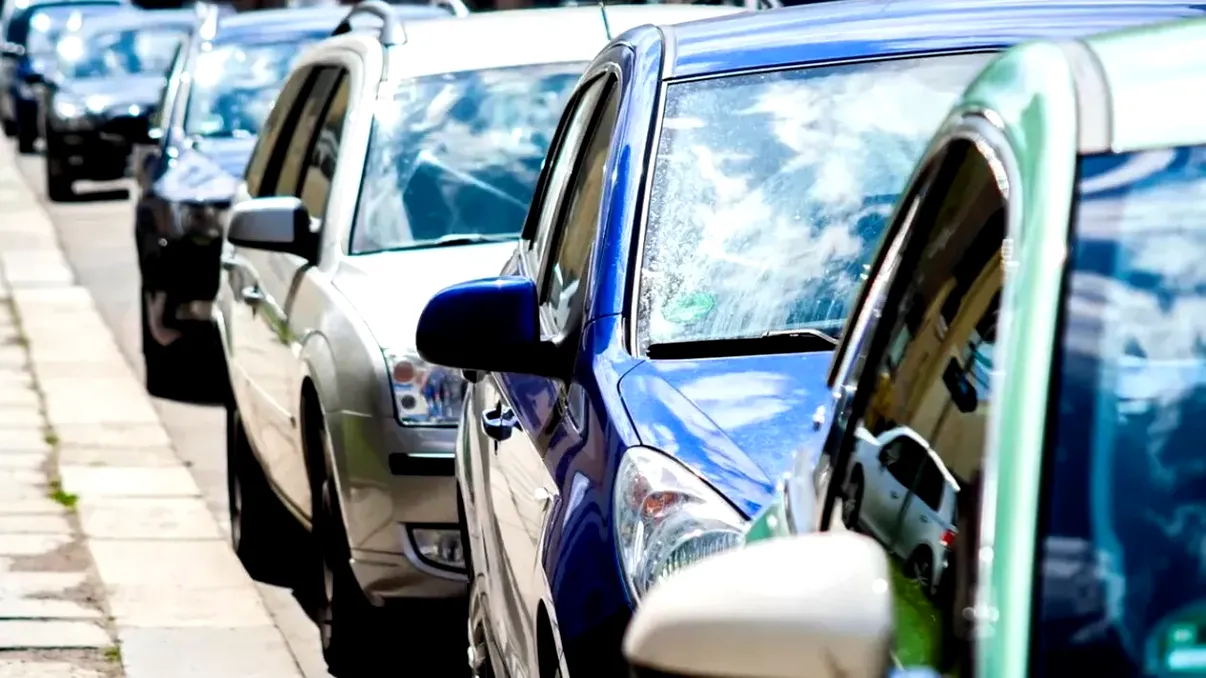 Ce trebuie să ai obligatoriu în mașină în 2026, potrivit Codului Rutier. Lista echipamentelor esențiale pentru situații de urgență