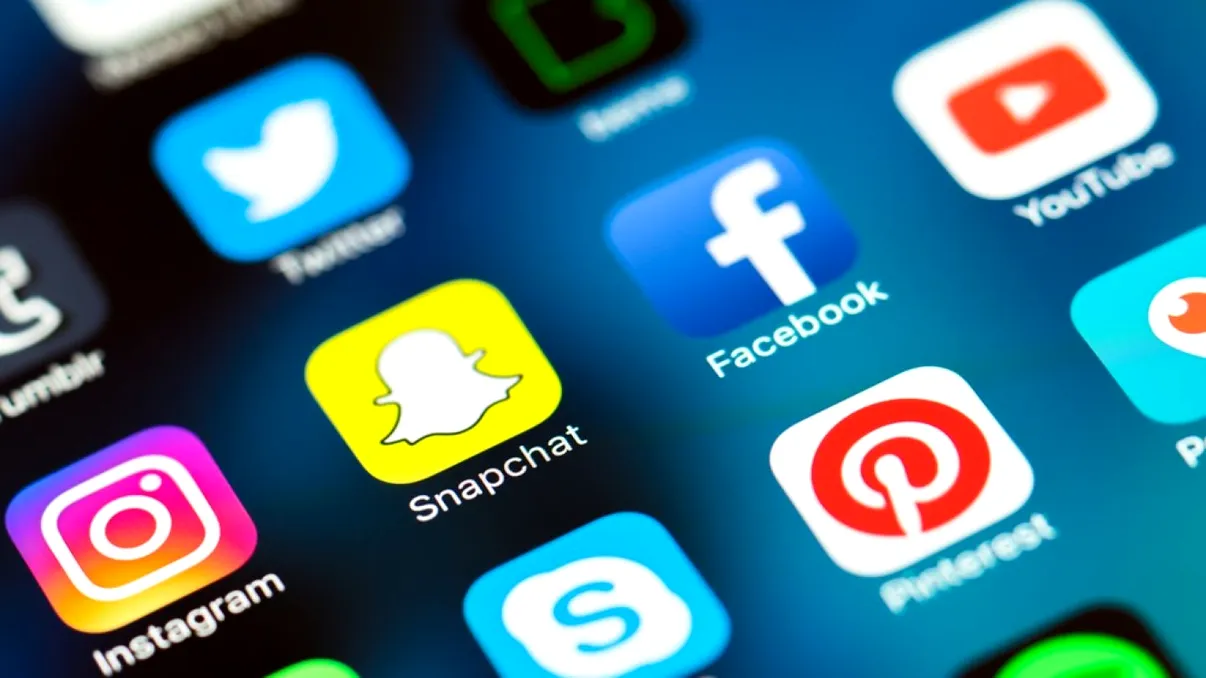 Cum este corect: rețele de socializare sau rețele sociale? Mulți folosesc greșit termenul