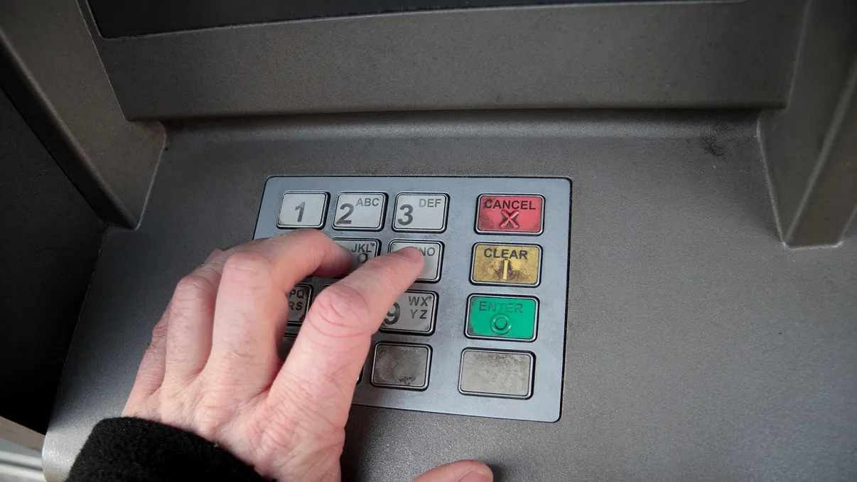 Cum funcționează metoda „firul invizibil” la bancomate. Hoții îți pot afla PIN-ul în câteva secunde