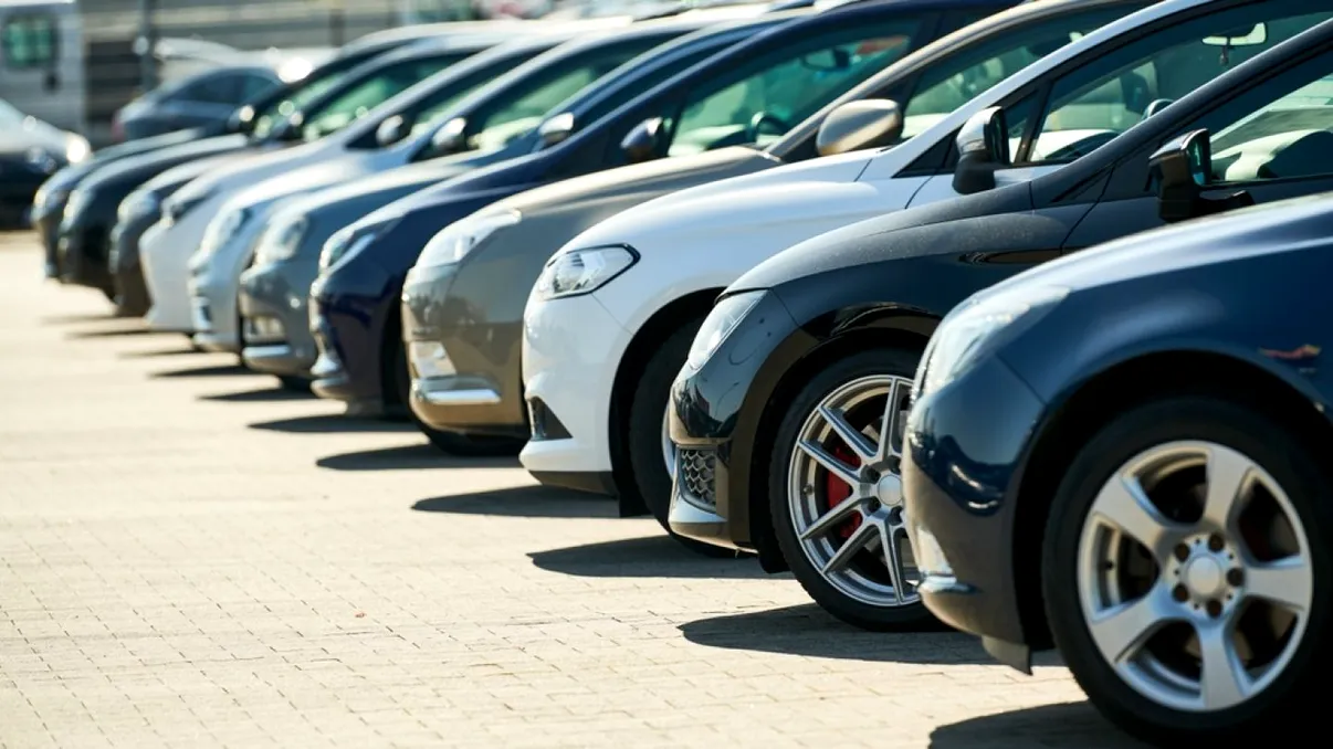 Cum profită samsarii de parcul auto învechit al României pentru a da țepe de mii de euro românilor. Un studiu arată pierderi uriașe