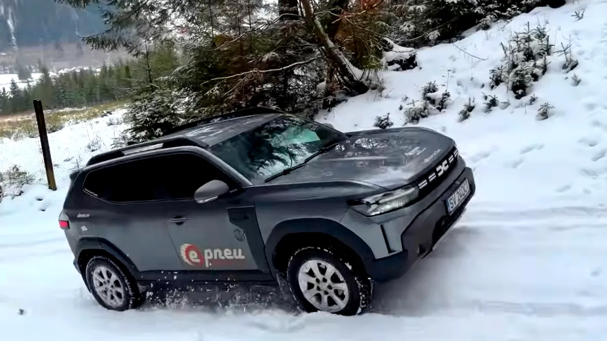Dacia Duster 4x4, test real pe zăpadă în Carpați: cum s-a descurcat în fața unor offroadere japoneze celebre VIDEO