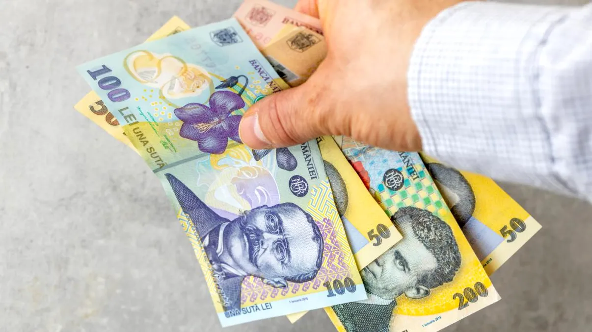 Data la care intră alocaţiile şi pensiile pe card în aprilie 2026. Când aduce poştaşul banii acasă