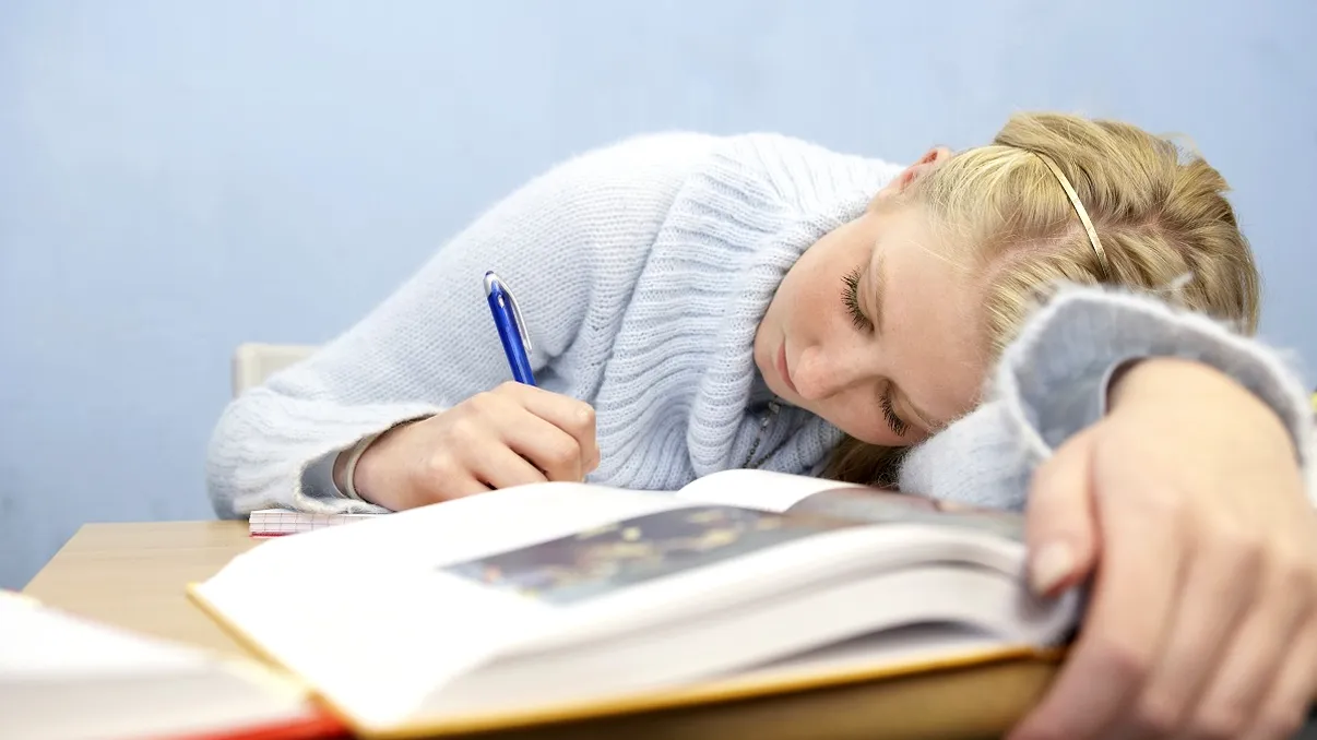 De ce cursurile la gimnaziu și liceu ar trebui să înceapă la ora 9. Recomandarea medicilor din Franța