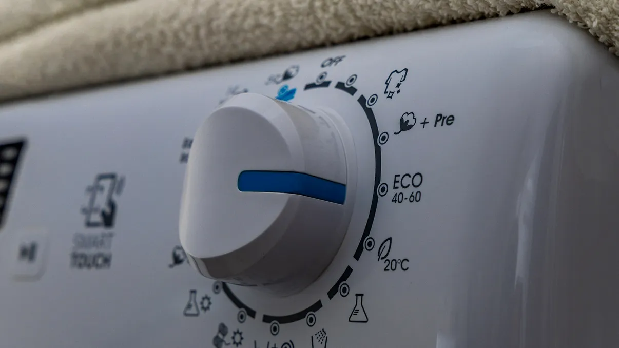De ce unele haine ies mai curate la 30 de grade decât la 60. Diferența dintre temperaturile de spălare