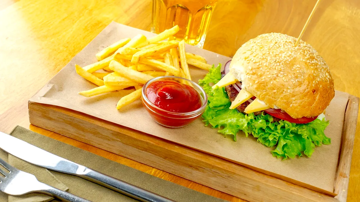 Două lanțuri mari de fast-food intră în România în 2026: orașele unde își deschid primele restaurante
