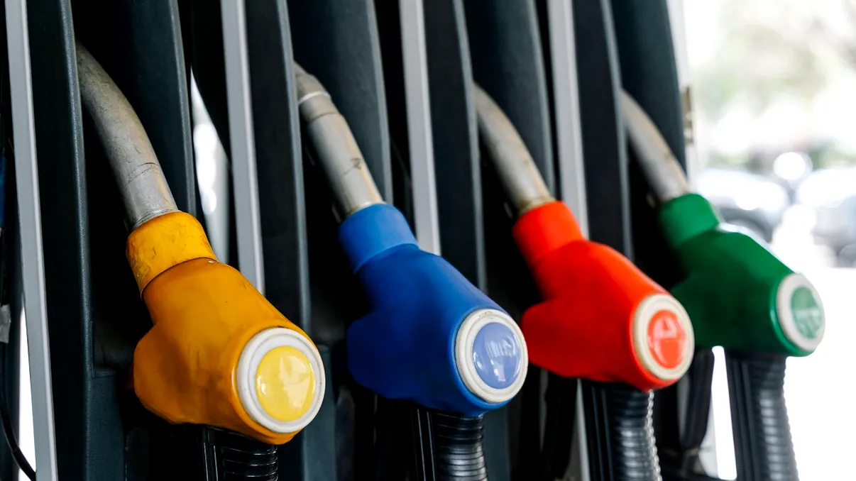 Guvernul Bolojan adoptă o ordonanță de urgență pentru criza de pe piața carburanților. Ce măsuri se iau pentru limitarea prețurilor la pompă