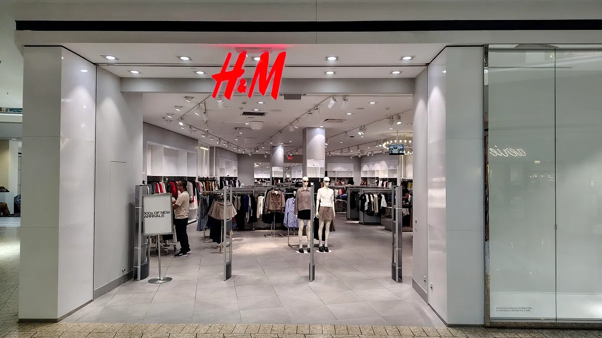 H&M introduce plata în rate. Cum funcționează noul sistem pentru clienți