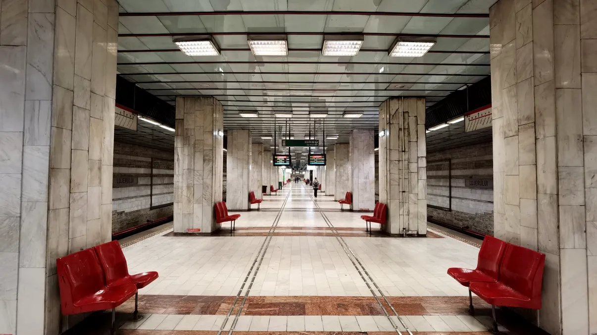 Imagine virală cu tavanul de la staţia de metrou Lujerului. Călătorii sunt îngrijoraţi: 