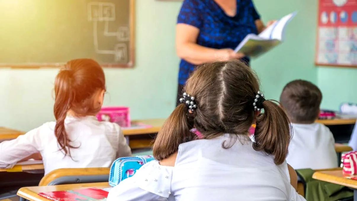 Masă caldă sau pachet alimentar pentru elevii cu CES, în locul banilor. Proiectul a trecut de Senat